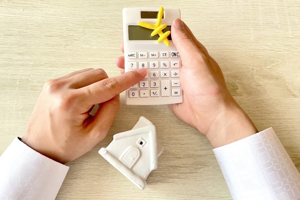 家計の収支を計算する様子